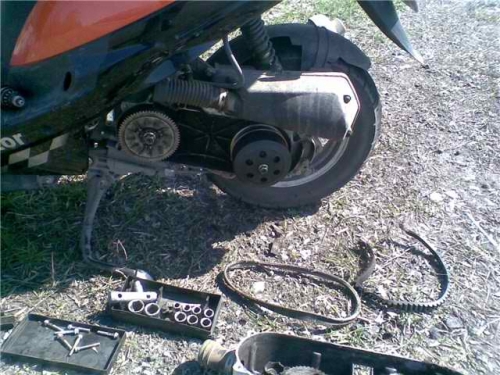 How to change the variator belt on a scooter?